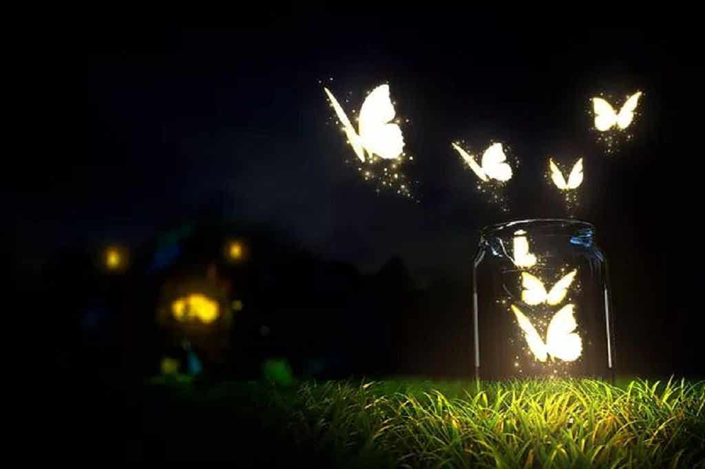 Mariposas saliendo de un frasco de cristal