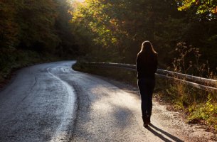 Mujer andando por un camino