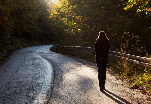Mujer andando por un camino
