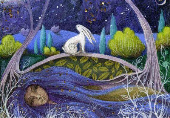 Mujer con conejo encima en una rama