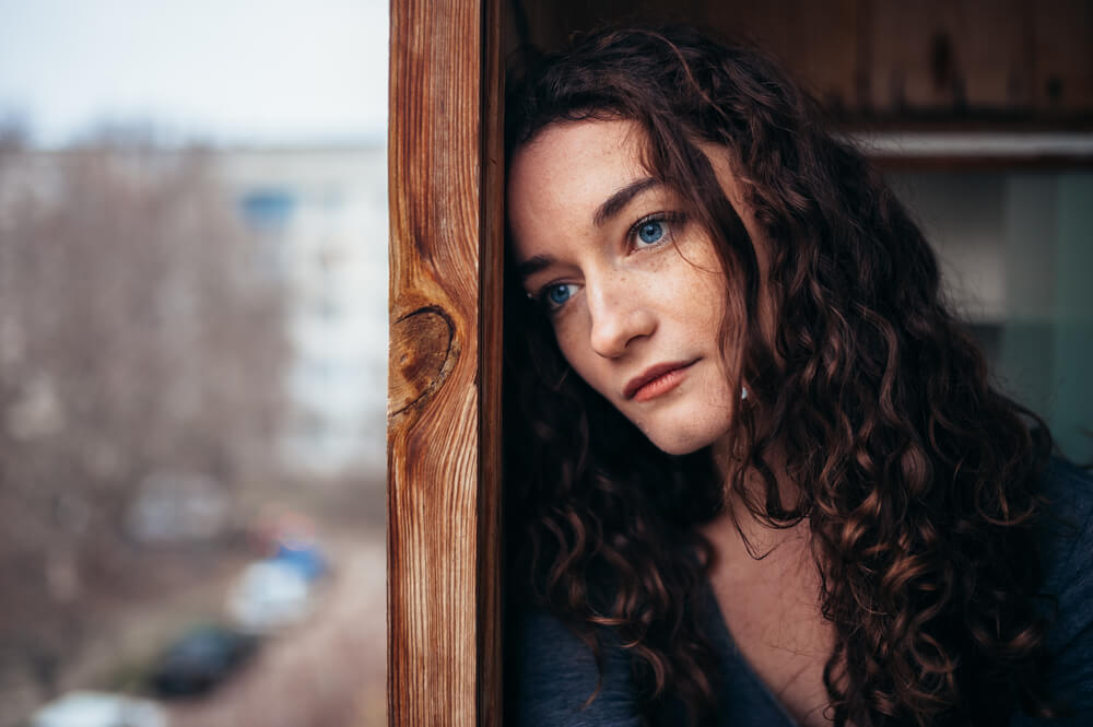 Femme pleine d'espoir face aux pensées suicidaires