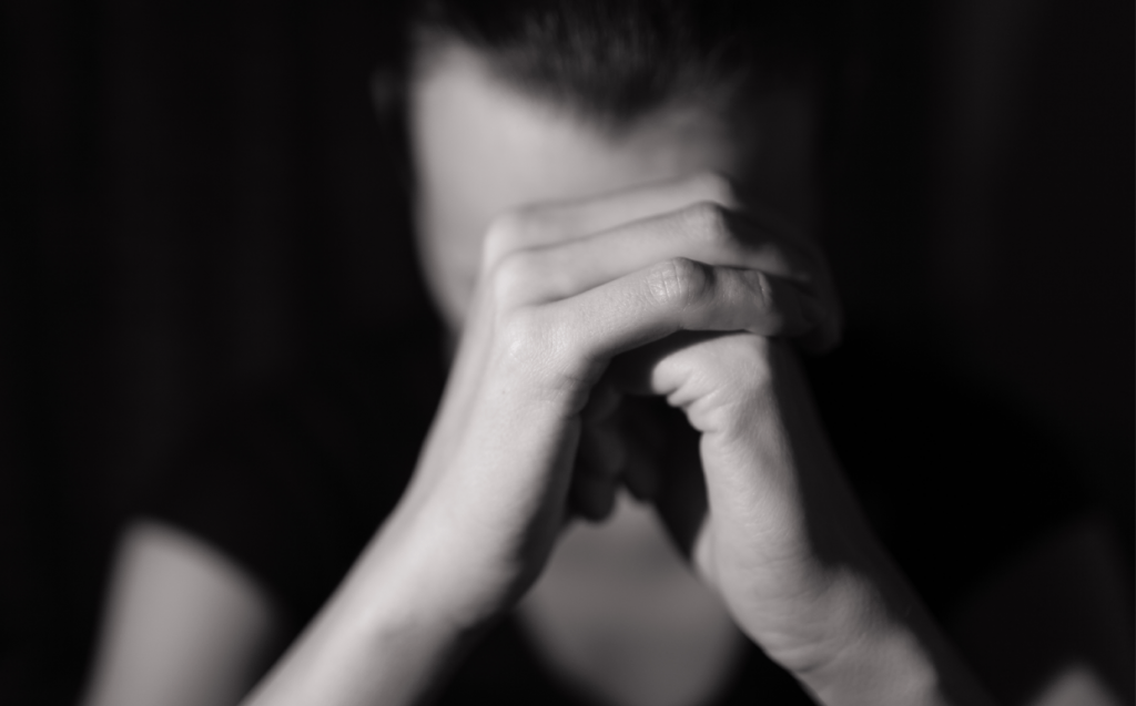 Mujer con las manos sobre la cara