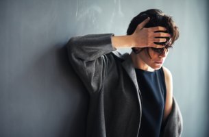 Mujer con síndrome de Cotard preocupada