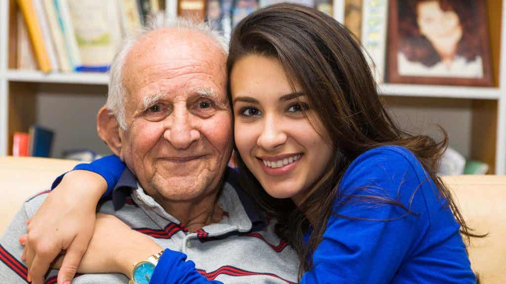 Mujer con su abuelo