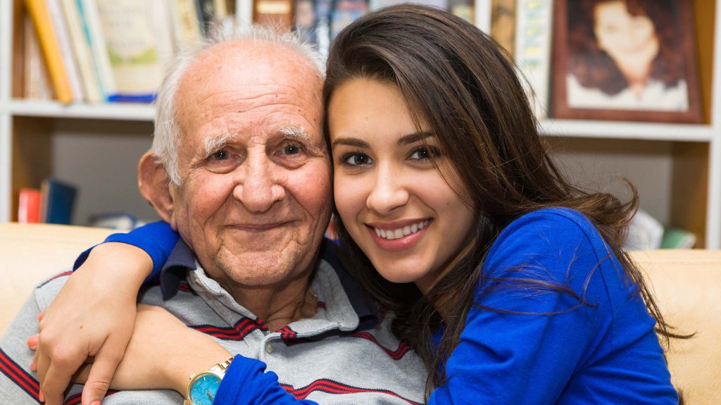 Mujer con su abuelo