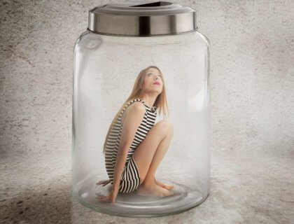 Mujer en un tarro de cristal