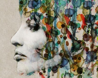 Mujer rostro serio