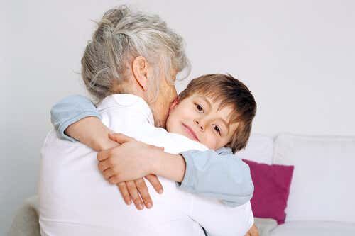 Nieto abrazando a su abuela, que representa a las mujeres más sabias
