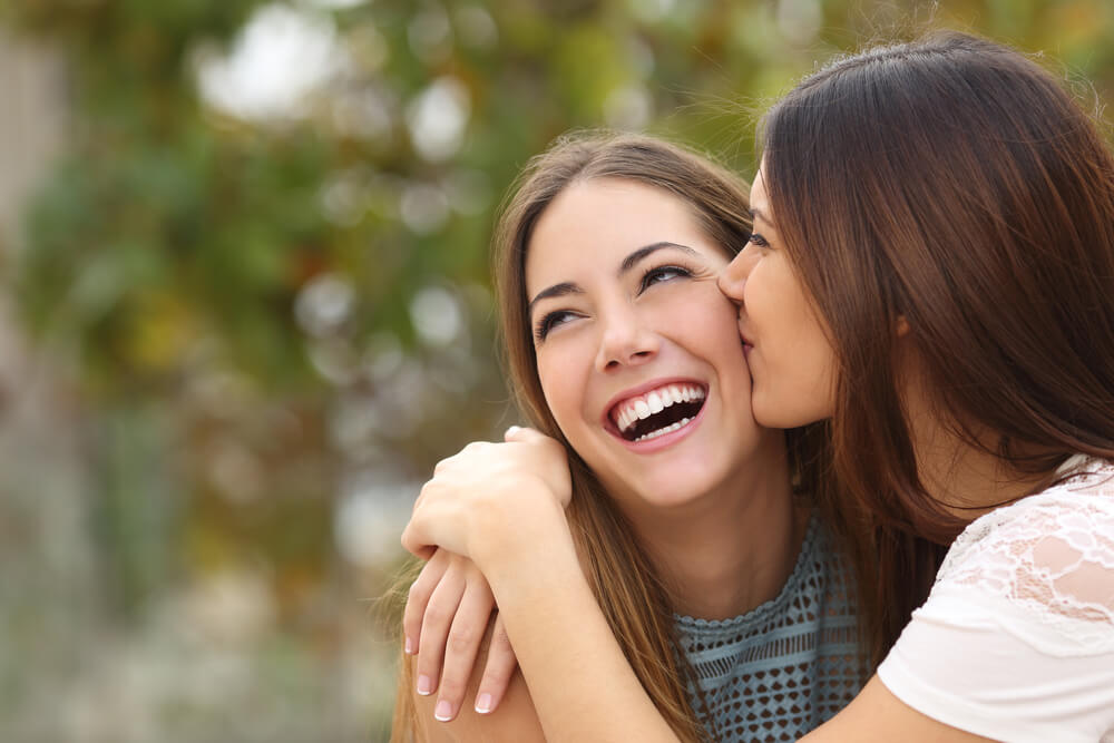 beso de hermanas