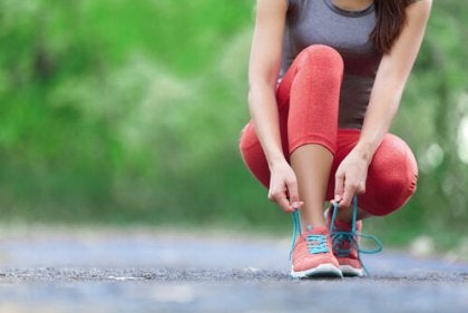 Kvinde binder løbesko som en del af adfærdsmæssig aktivering