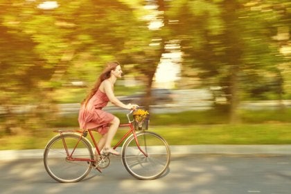 Kvinde cykler