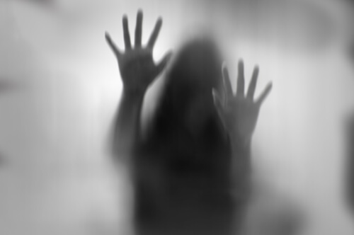 Silueta de una mujer atrapada
