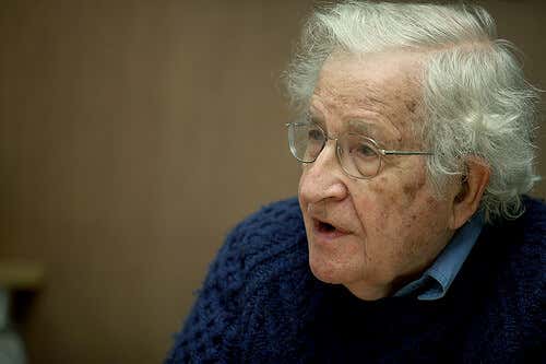 12 frases del gran pensador Noam Chomsky
