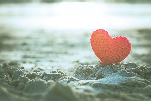 Corazón de lana sobre la arena