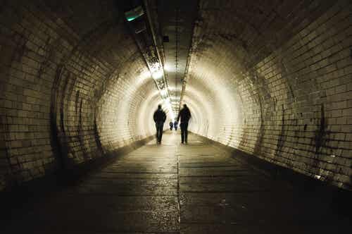 Dos personas caminando en un tunel