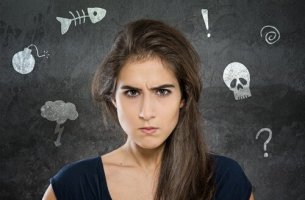 Mujer irritada