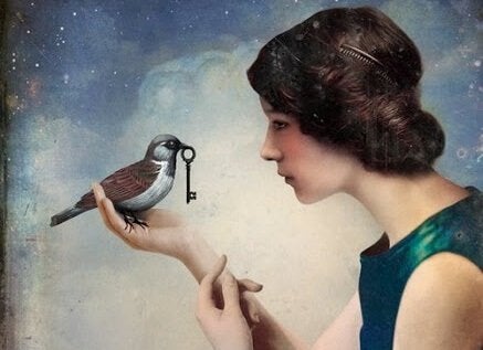 Femme avec un oiseau avec une clé dans son bec