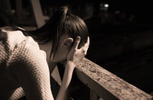 Mujer-triste-con-miedo-a-fracasar