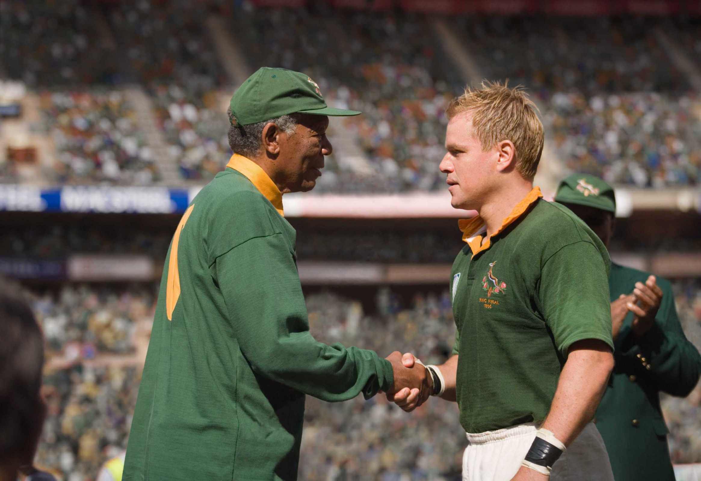 Nelson Mandela dando la mano a su amigo