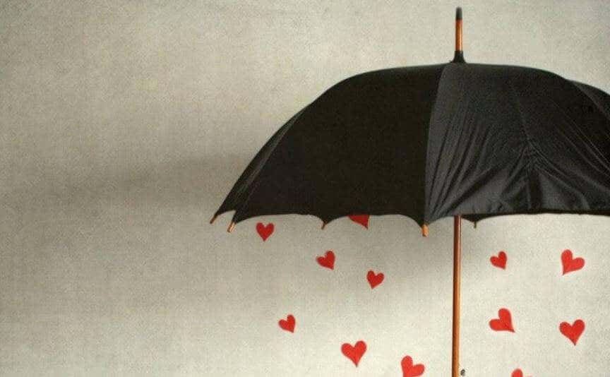 Paraguas con corazones simbolizando el arte de hacer el bien
