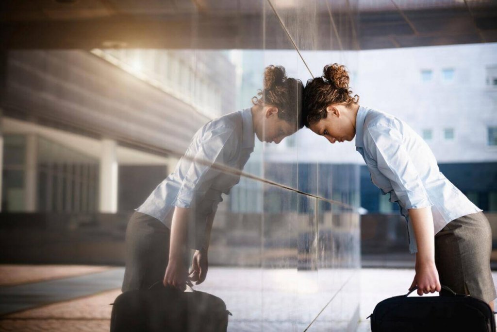 Mujer posponiendo la entrada al trabajo