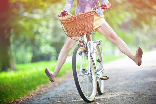Mujer feliz en bicicleta