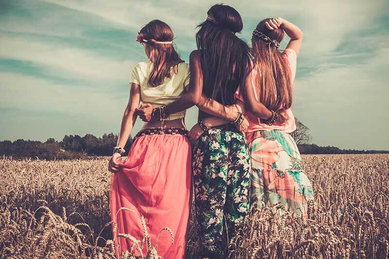 Amigas abrazándose