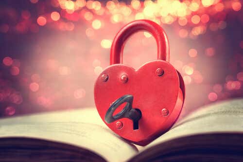 Corazón con una cerradura y una llave sobre un libro