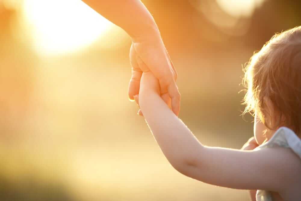 Dándole la mano a un niño
