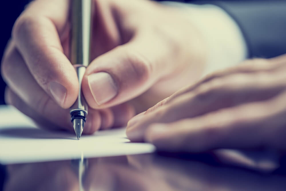 Hombre escribiendo gracias a los procesos del neocórtex