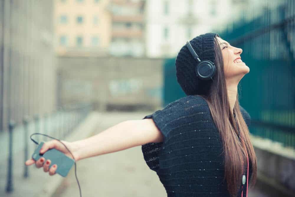 Joven feliz escuchando música
