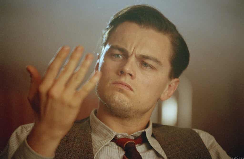 Leonardo DiCaprio mirándose la mano