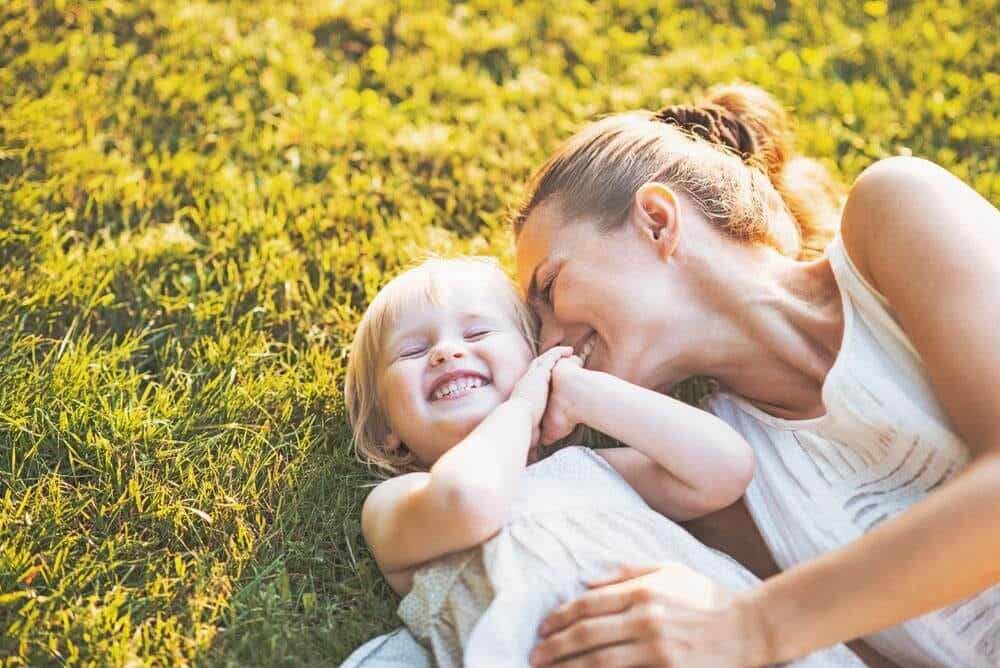 Madre e hijas felices