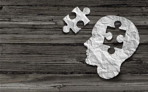 Mente en forma de puzzle simbolizando psicología humanista