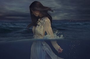 Mujer caminaado en el agura representando personas resilientes
