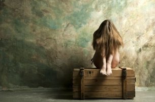 Mujer triste con una crisis de identidad