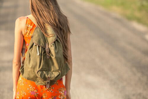 Mujer conmochila que viaja sin complicarse la vida