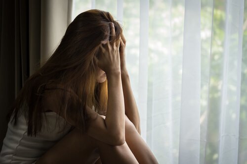 Mujer triste con una crisis de identidad