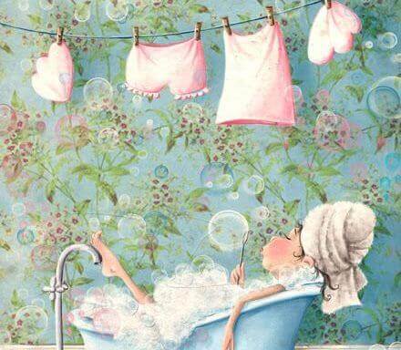 Heureuse femme prenant un bain