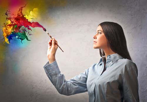 Mujer pintando en un proceso de ser creativo