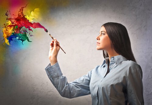 Mujer pintando con creatividad