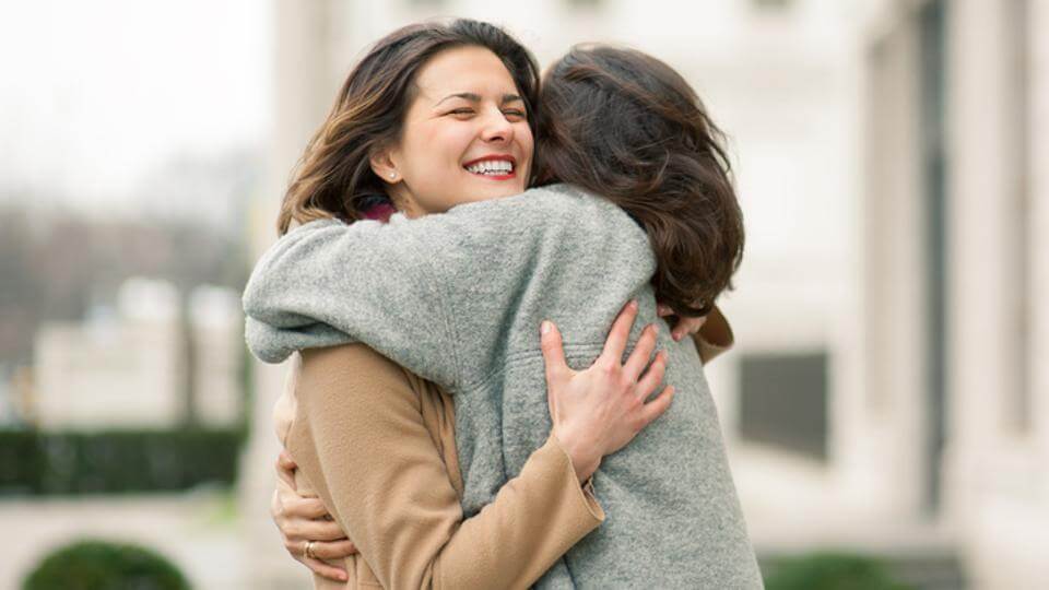 Mujeres abrazándose comunicación emocional