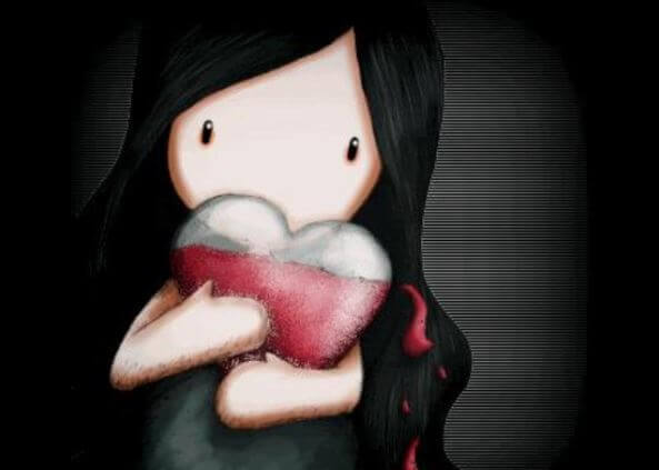 Fille avec un coeur dans ses bras