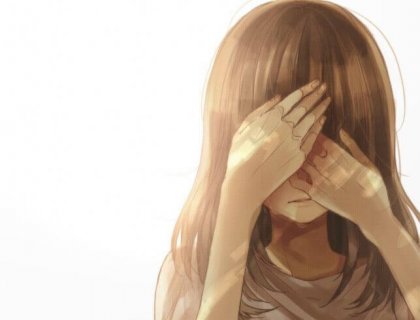 Niña asustada se tapa el rostro