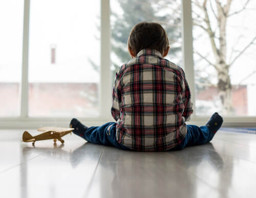 Niño autista jugando en soledad