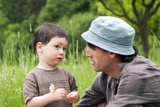 Padre hablando con su hijo
