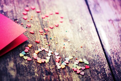 amor escrito con trozos de papel