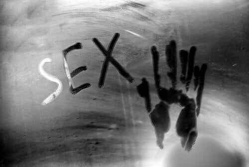 Palabra sexo escrita en un cristal que simboliza la adicción al sexo