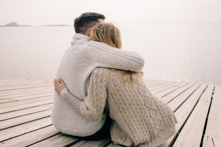 Pareja abrazándose simbolizando el amor en las personas inteligentes