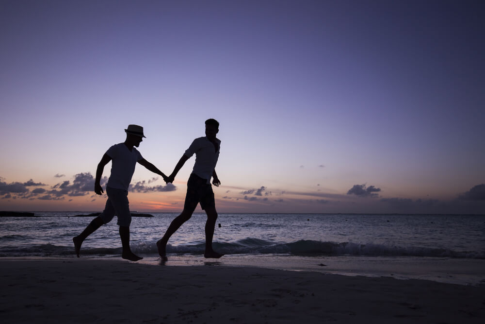 Pareja corriendo por la playa